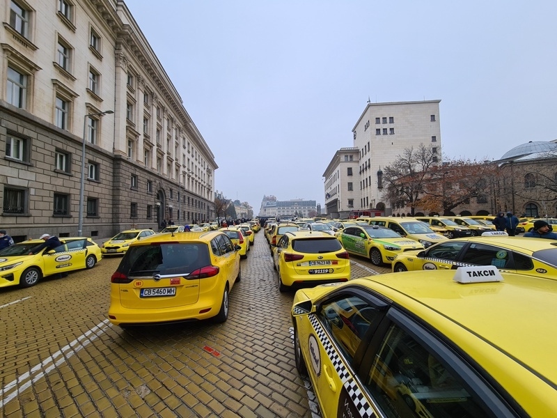 Таксиметрови шофьори излизат на два протеста в София